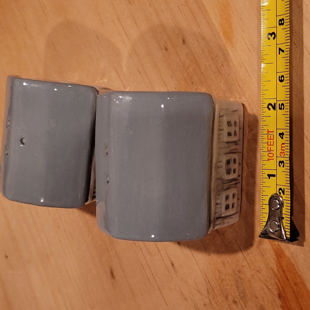 Gray Barn salt & pepper shakers - Picture 9 of 9